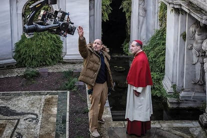 Edward Berger y Ralph Fiennes, en el rodaje de 'Cónclave'.