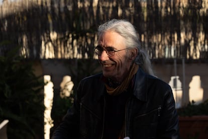 El poeta Enric Casasses durant l'entrevista.