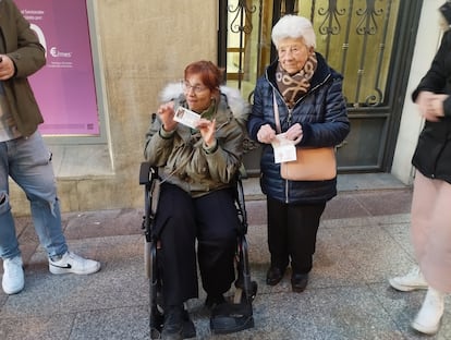 Dos señoras muestran sus billetes de la Lotería de Navidad, en Soria.