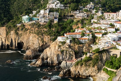 Vista de la quebrada de Acapulco tomada desde el balcón de la llamada Casa de los Vientos, donde al artista mexicano Diego Rivera vivió sus últimos días. Fueron muchas las celebridades del arte, el cine y la literatura que frecuentaron la zona en los años cuarenta, cincuenta y sesenta.