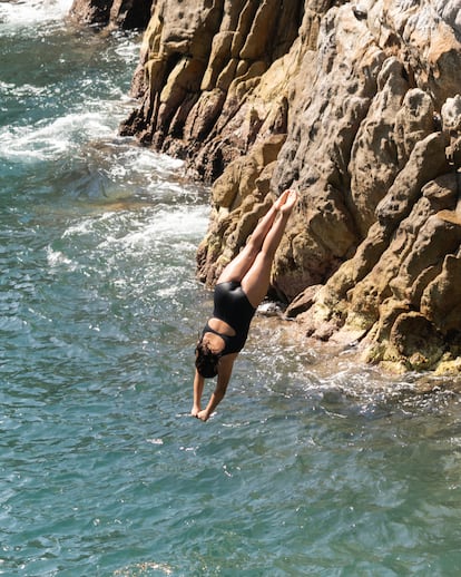 La adolescente Lilia Mishelle Nieves Torres (13 años), a punto de entrar en el agua tras su salto en la quebrada.