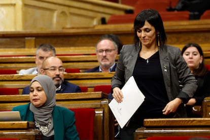 La líder de Aliança Catalana, Sílvia Orriols (d), en el Parlamento de Cataluña.