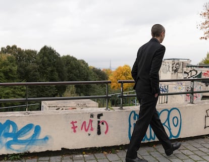 Debré, paseando por París.