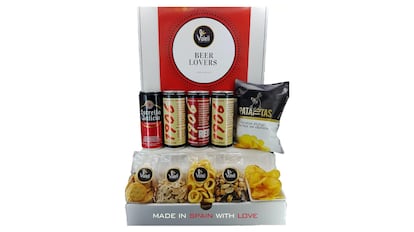 regalos originales para padres: lote regalo con snacks, frutos secos, patatas y latas de cerveza.