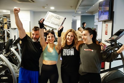 Celebración del tercer premio de la Lotería de Navidad en un gimnasio del barrio de Miribilla, en Bilbao. 
