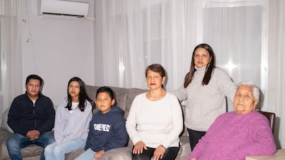 En el centro de la foto sentada en el respaldar, Yolanda Naranjo. A la dcha., su hija Jenny Correa y su madre Dolores Trávez; a la izqda., su cuñado Patricio Puente y sus nietos Paula Pacheco y Matthew Puente.