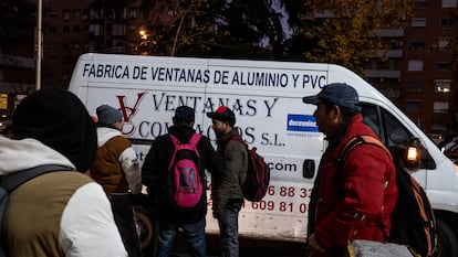 Jorge Luis espera en Usera cada mañana a que le ofrezcan trabajo como albañil.