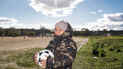 Mercedes Quinatoa posa junto a un campo de fútbol en Alcorcón.