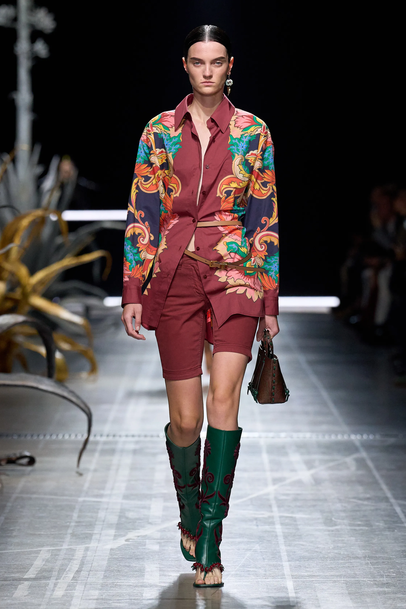 Tendencia pantalones rojos para primaveraverano 2025 por Etro