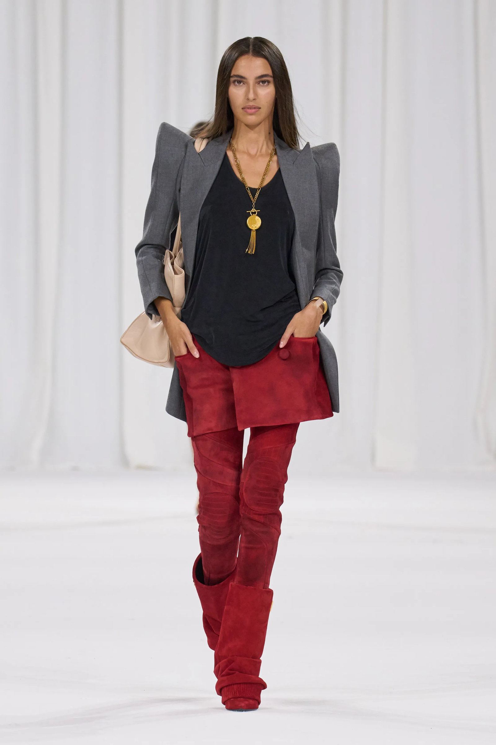 Tendencia pantalones rojos para primaveraverano 2025 por Balmain