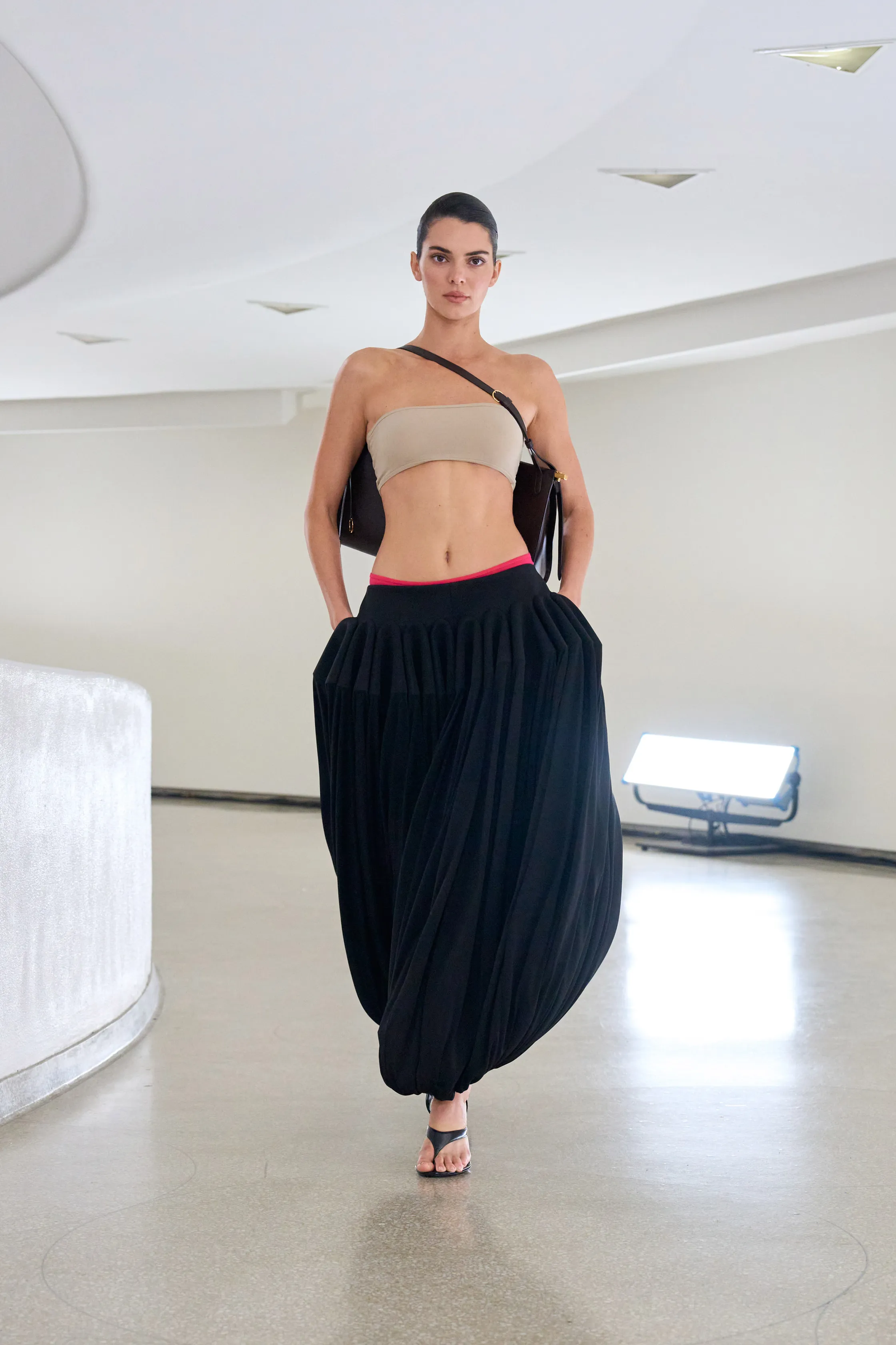 Tendencia pantalones globo para primaveraverano 2025 por de Alaïa