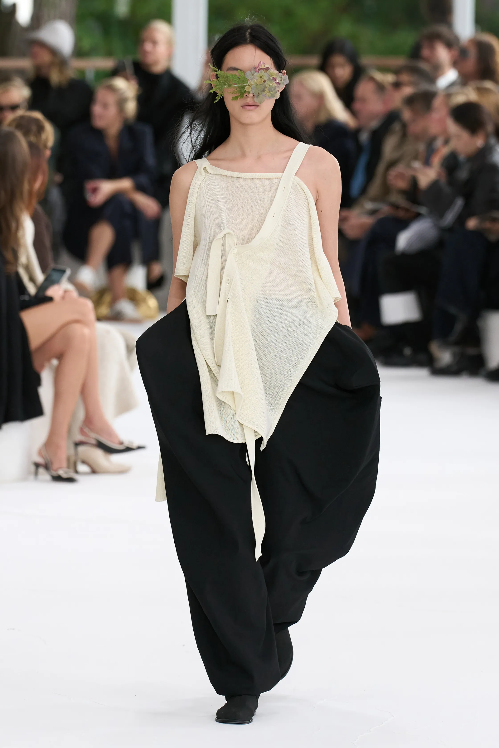 Tendencia pantalones globo para primaveraverano 2025 por Issey Miyake