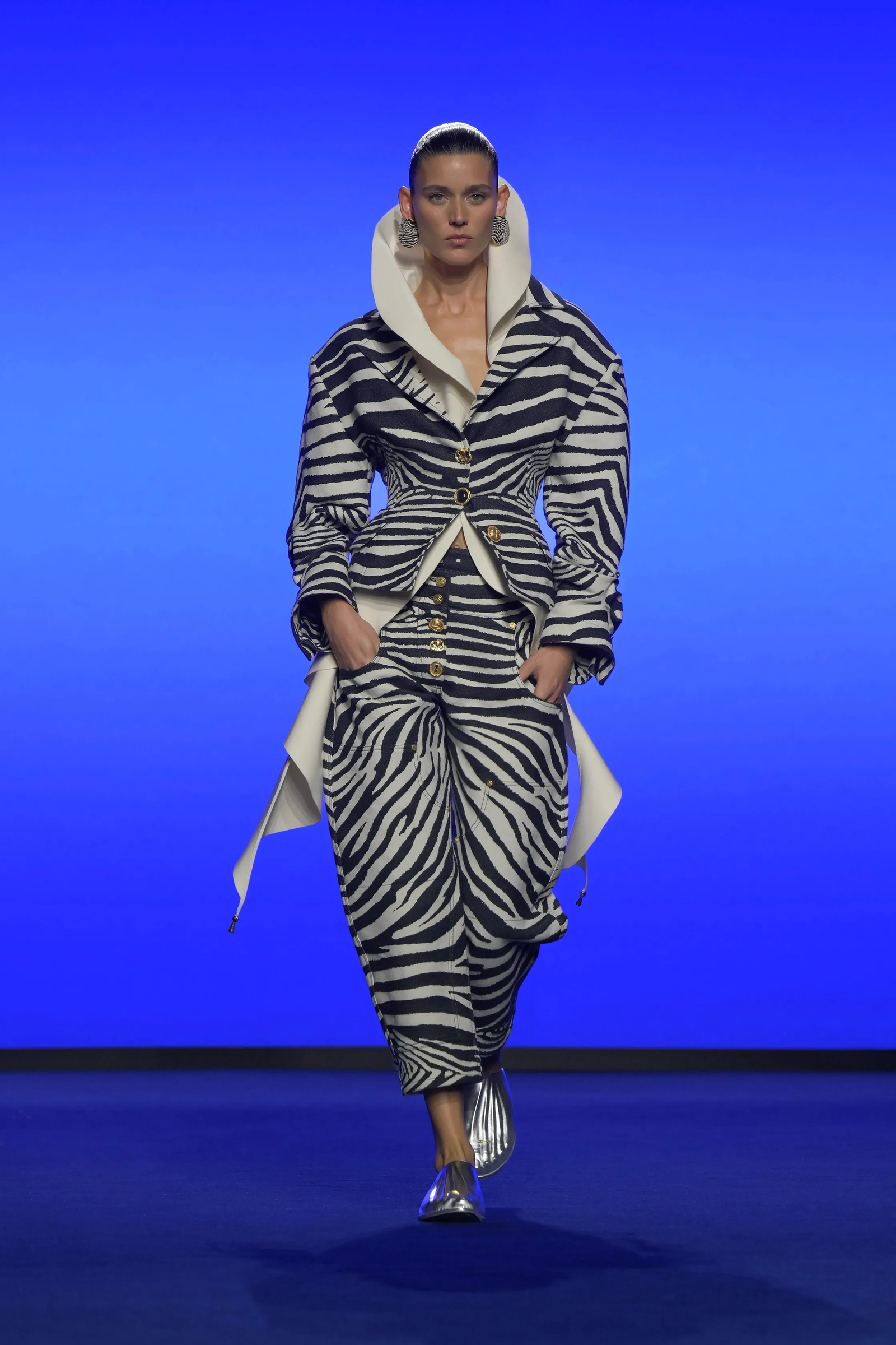 Tendencia de pantalones globo para primaveraverano 2024 por Schiaparelli