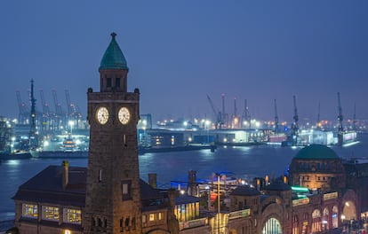 Landungsbrücken, con el puerto y el Elba al fondo, en el distrito de San  Pauli en Hamburgo (Alemania).