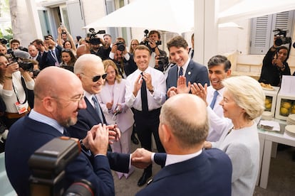 El canciller alemán, Olaf Scholz, recibe las felicitaciones por su cumpleaños de los líderes del G7, Charles Michel, Joe Biden, Georgia Meloni, Emmanuel Macron, Justin Trudeau, Rishi Sunak y Ursula von der Leyen, en Savelletri el 14 de junio de 2024.