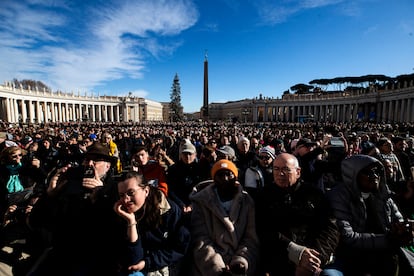 Centenares de personas escuchan el tradicional mensaje del Papa, este miércoles en el Vaticano. 
