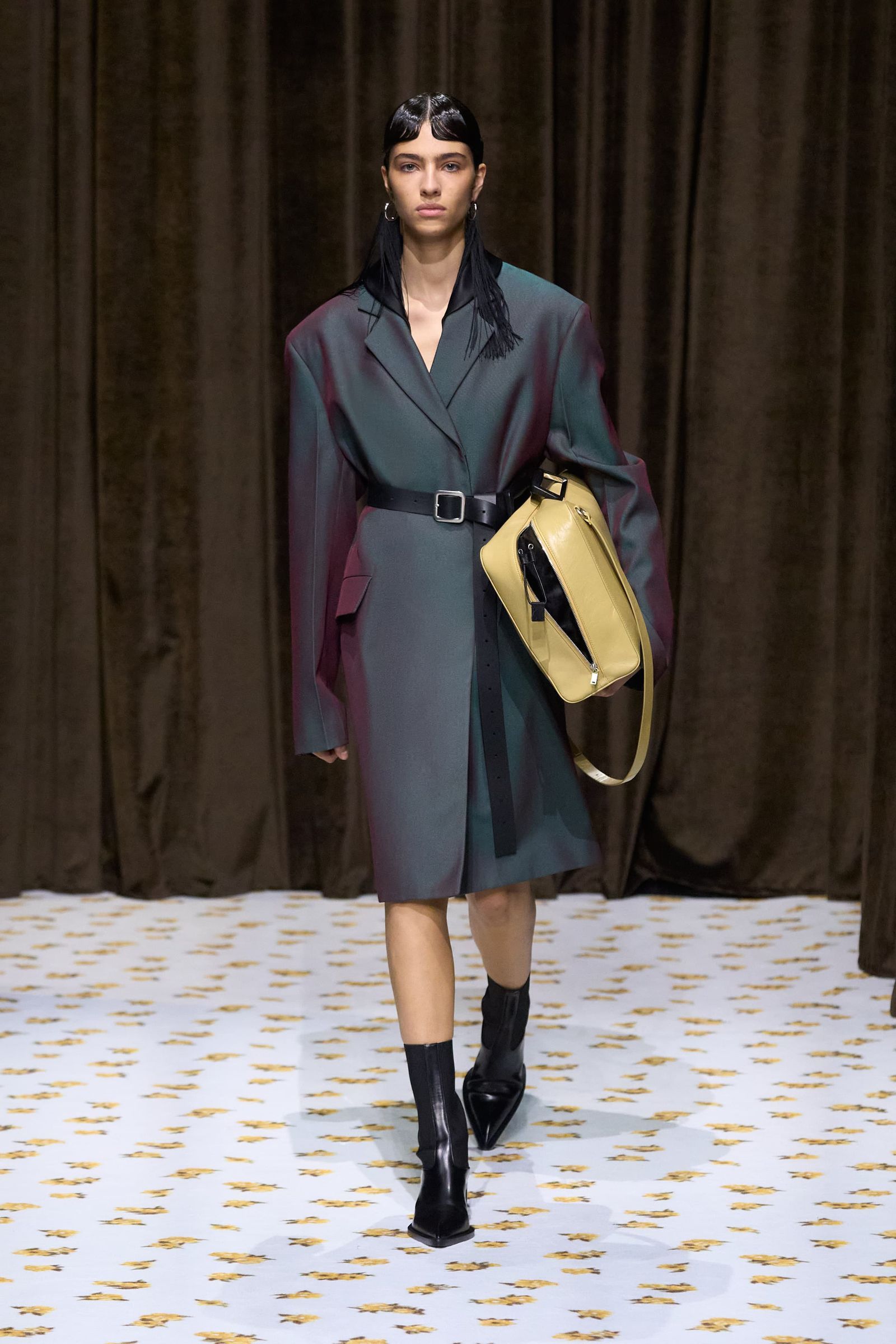 Tendencia de bolsos amarillo pastel para primaveraverano 2025 por Jill Sander