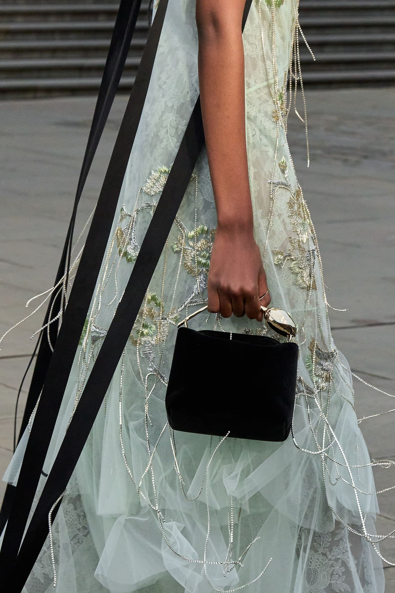 Tendencia bolsos de mano para primaveraverano 2025 por Erdem