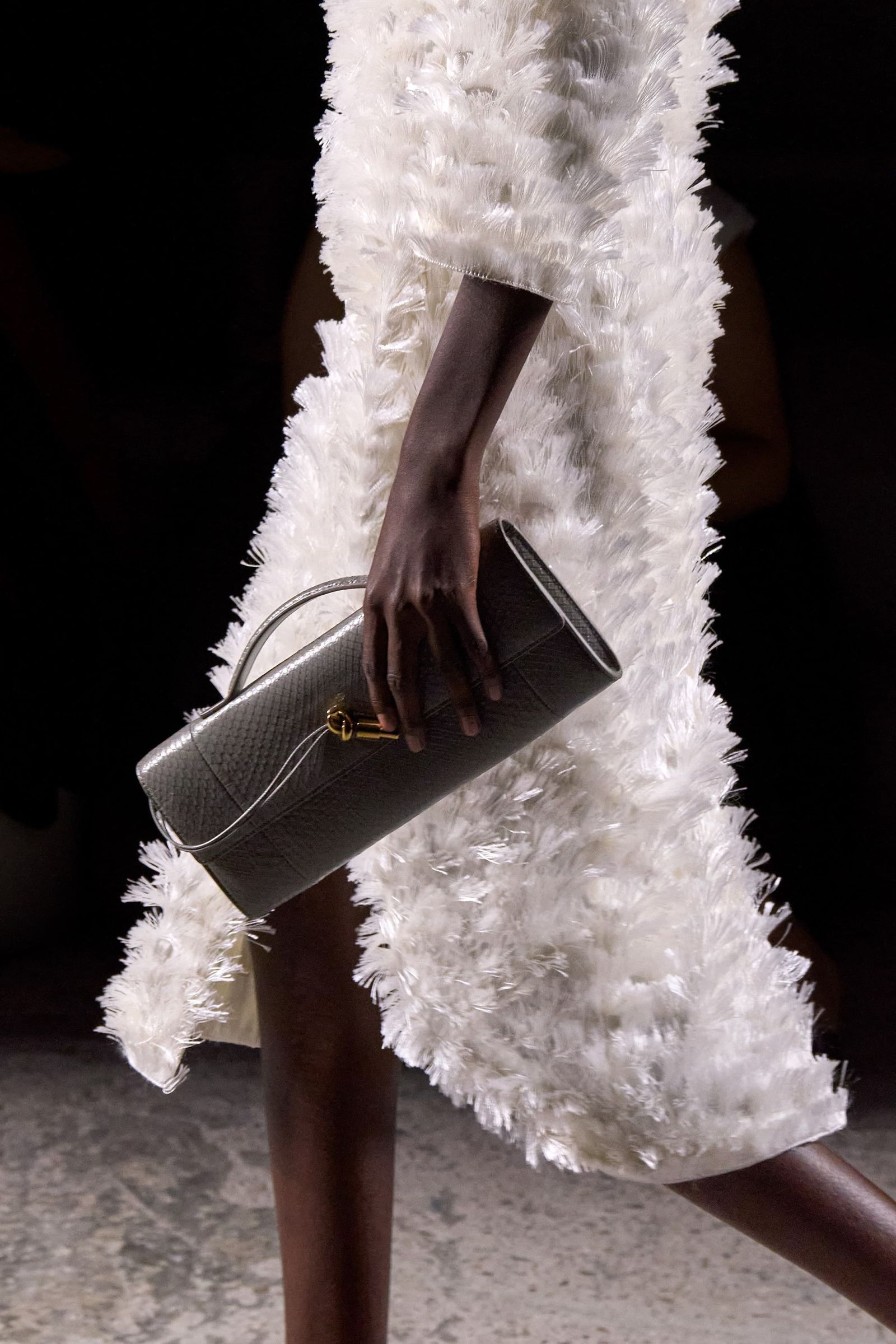 Tendencia de bolsos de mano para primaveraverano 2025 por Bottega Veneta
