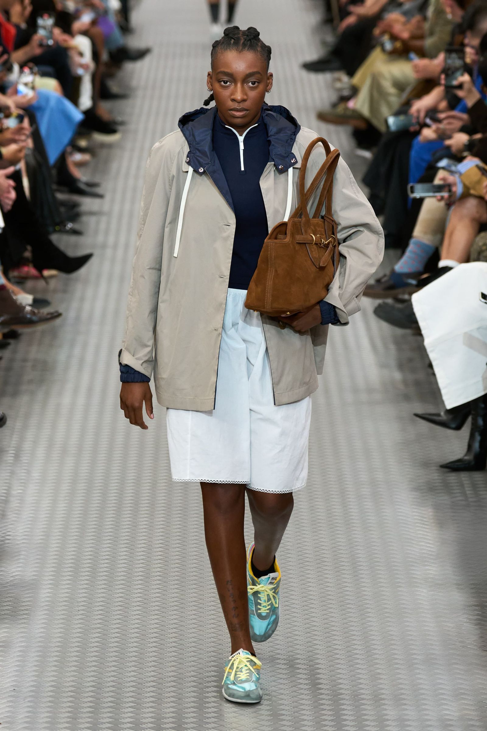 Tendencia de bolsos shopper bajo el brazo para primaveraverano 2025 por Miu Miu