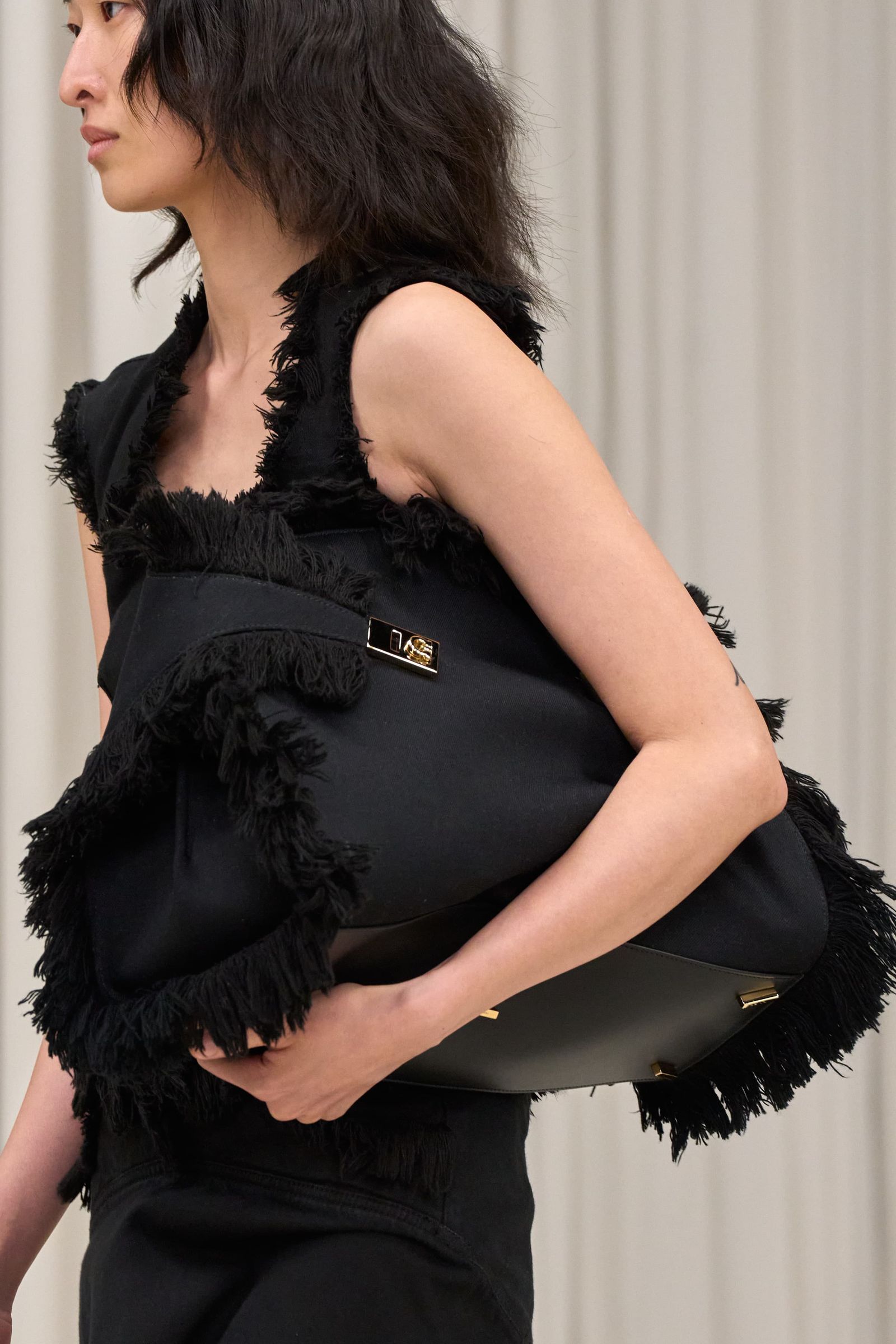 Bolso shopper bajo el brazo para primaveraverano 2025 por Ferragamo