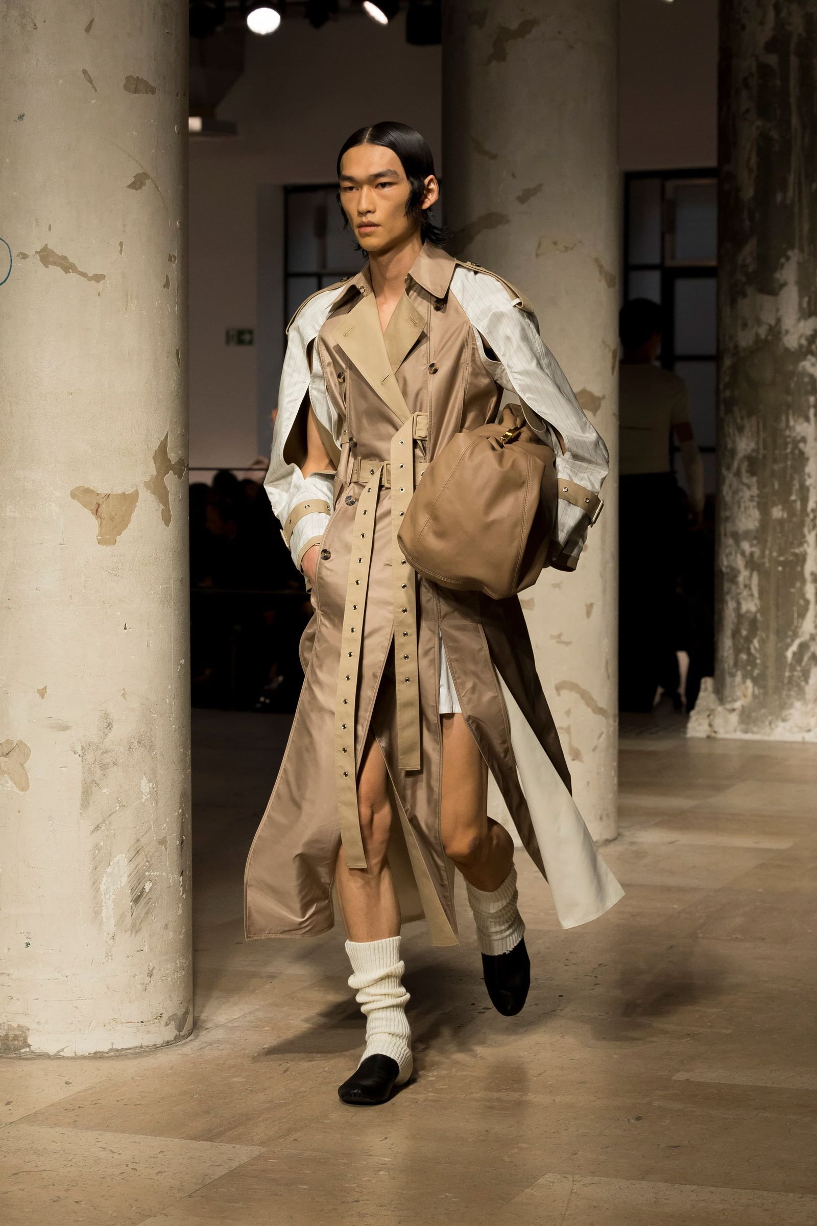 Tendencia de bolso shopper bajo el brazo para primaveraverano 2025 por Rokh