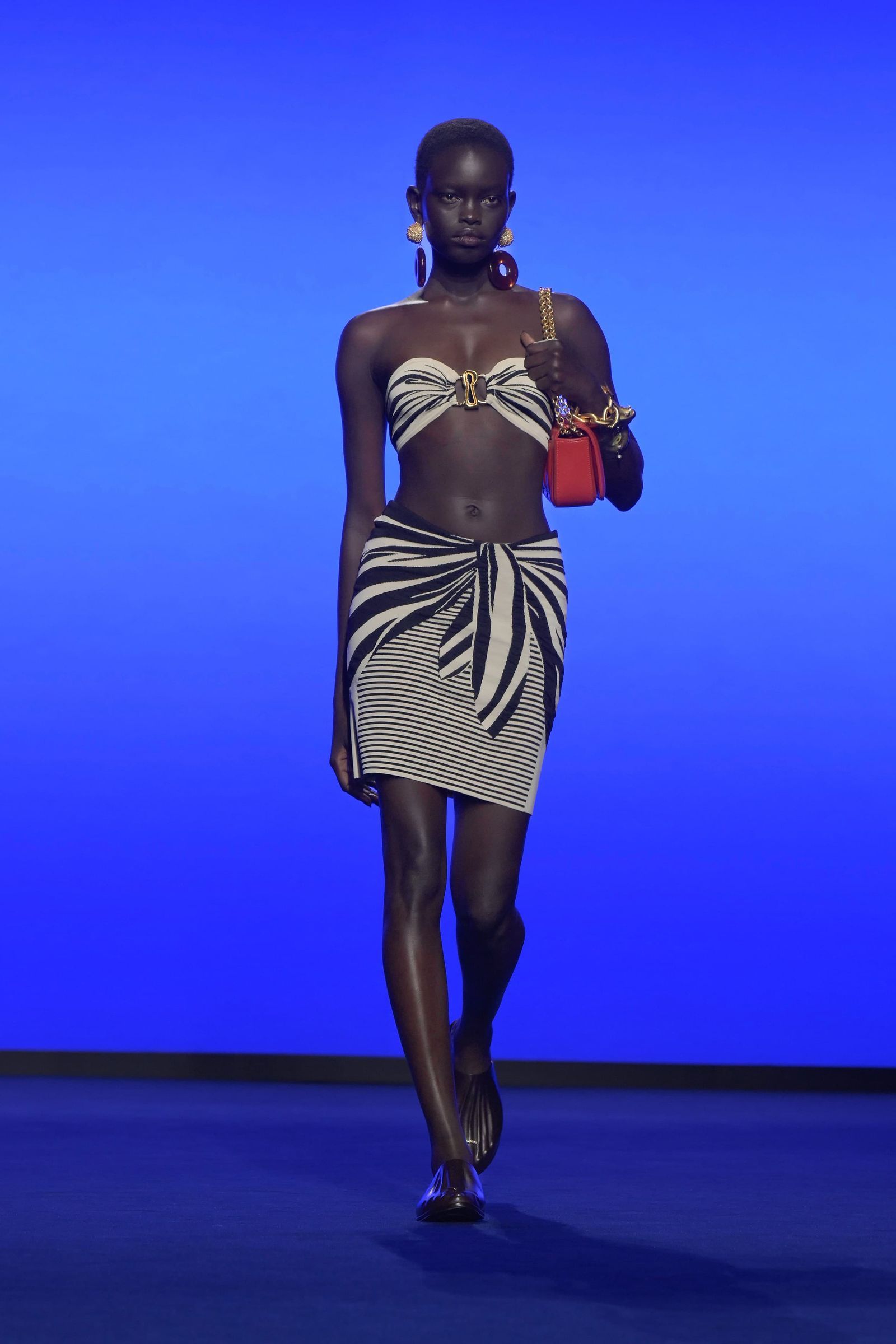 Tendencia de bolsos rojos para primaveraverano 2025 por Schiaparelli