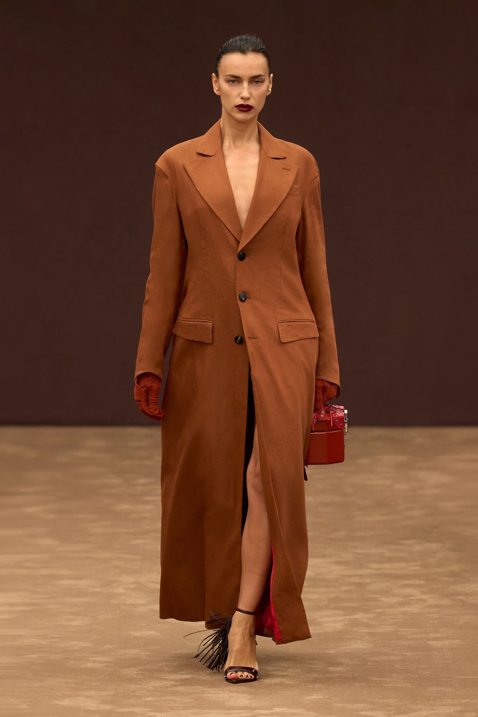 Tendencia de bolsos rojos para primaveraverano 2025 por Ferrari