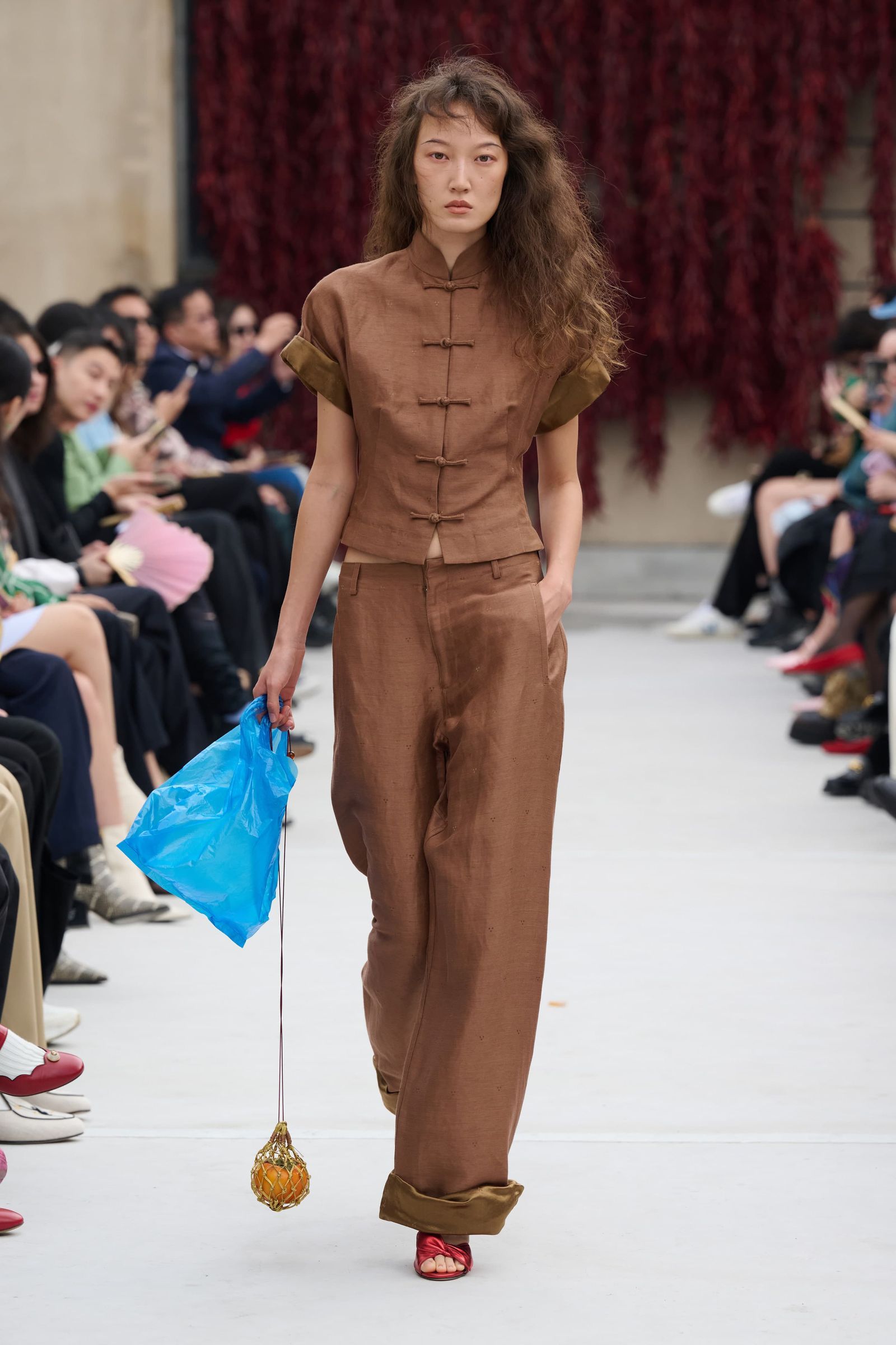 Tendencia de llevar doble bolso o 'double bag' para primaveraverano 2025 por Samuel Guì Yang