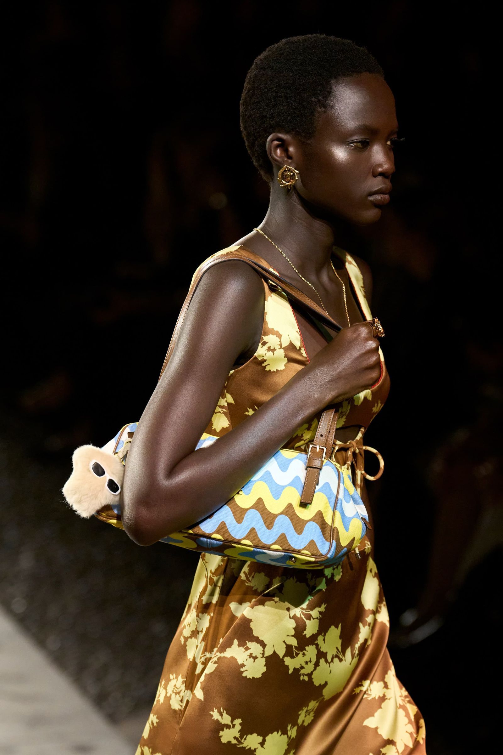 Tendencia de bolso baguette para primaveraverano 2025 por Versace