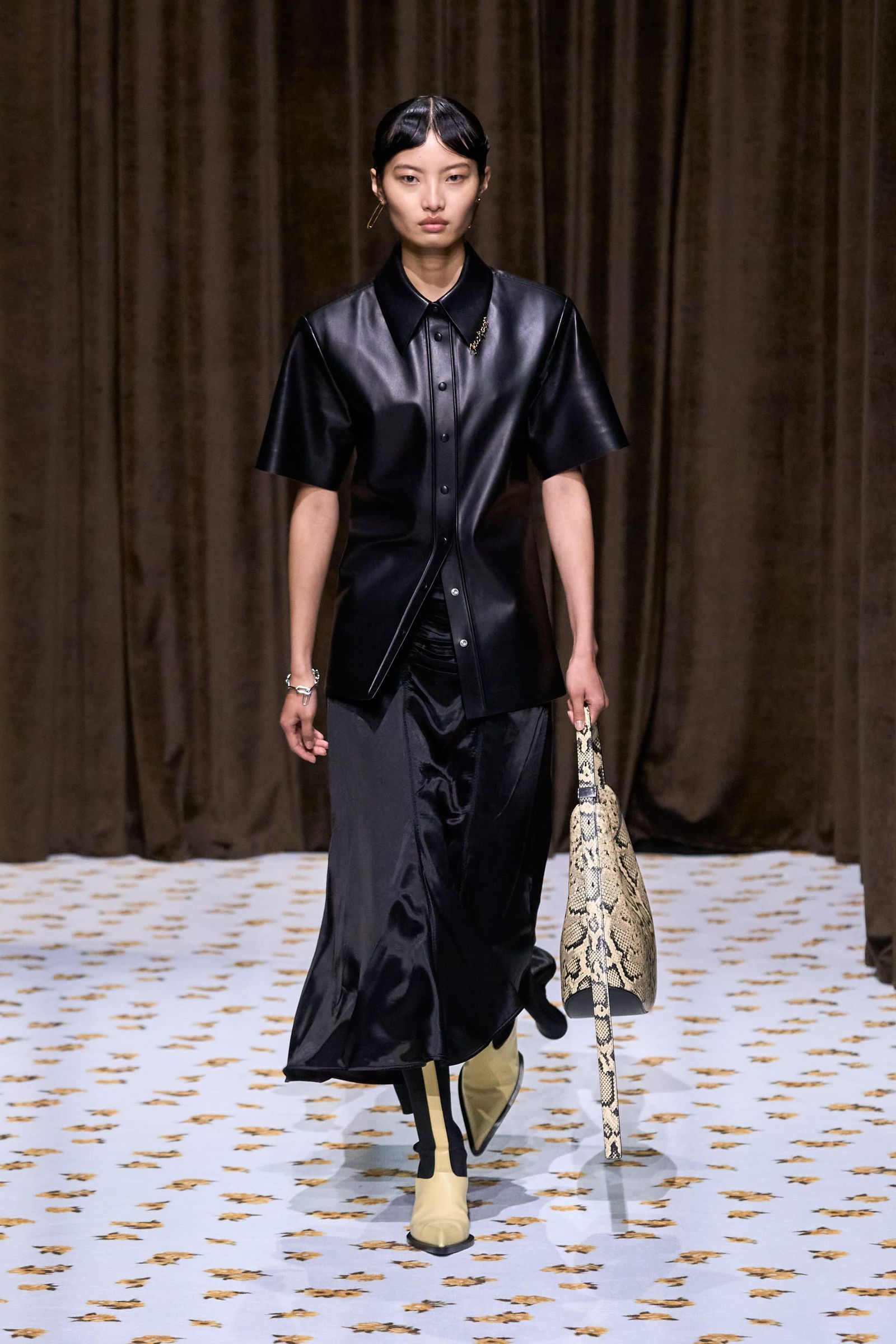 Tendencia de bolsos de 'animal print' con piel de serpiente para primaveraverano 2025 por Jil Sander