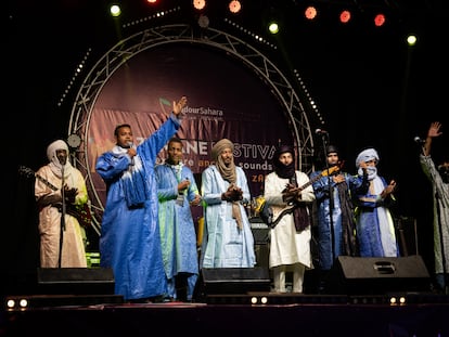 Actuación del grupo maliense Assouf N'dawna, cuyos integrantes provienen del campo de refugiados de M’bara, en Mauritania, en el Festival Zamane, el 1 de diciembre de 2024.