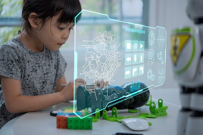 Una alumna de Primaria en lo que podría ser una clase del futuro.