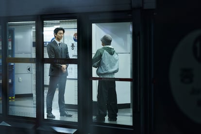 El actor Gong Yoo volverá como el Reclutador, el trajeado y sonriente hombre del maletín que reparte bofetadas y tarjetas con el cuadrado, el triángulo y el círculo. En la imagen, junto a un incauto en la temporada 2.