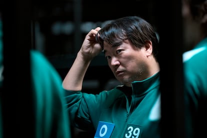 "En la segunda temporada repiten algunos personajes secundarios que quizás no recuerde el público", dice el director Hwang. Menciona dos: el amigo del protagonista que le acompaña a sacar dinero del cajero con la tarjeta robada de su madre y jugárselo en el hipódromo; y el matón que le saca luego las ganancias a tortazos. Ambos tienen papeles importantes en la secuela y conviene repasar su historia aconseja el creador de la serie.