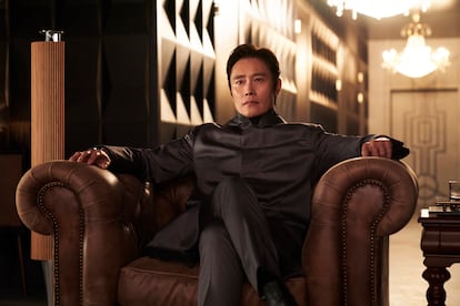 Otro que vuelve, el Líder enmascarado, que interpreta el actor Lee Byung-hun, en la imagen sin máscara. Recordemos que en la primera temporada descubrimos que además de mandamás de los guardas del juego, es el hermano del detective de policía al que intenta matar al final de la temporada. 