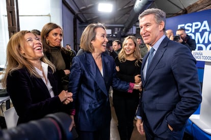 Alberto Núñez Feijóo junto a Ana Alós, Carmen Funes, Cuca Gamarra y Noelia Gómez al final de su intervención este viernes en Madrid.