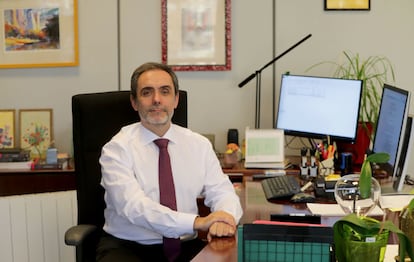 El fiscal de menores de Álava Manuel Pedreira, en su despacho del Palacio de Justicia de Vitoria.