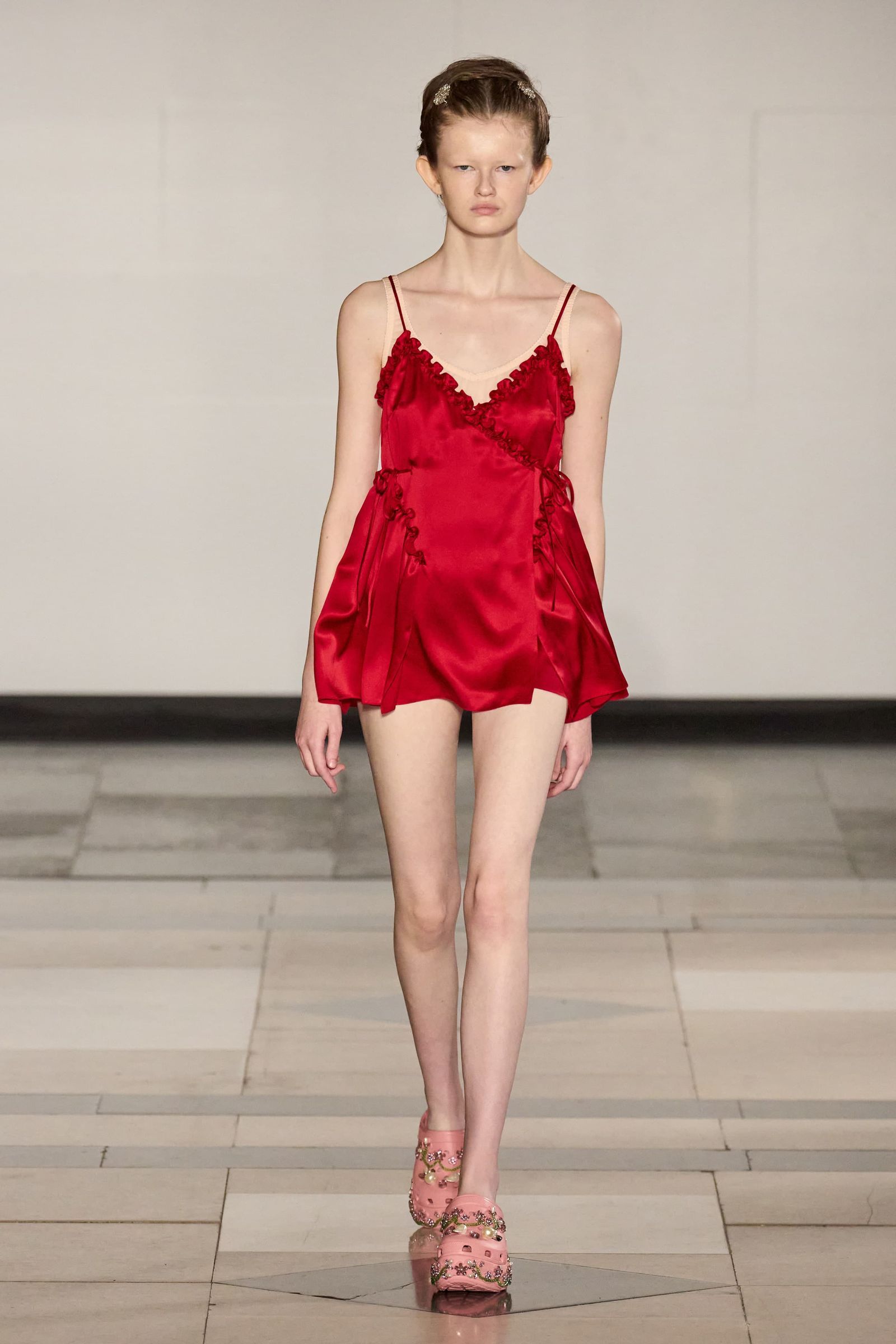 Tendencia de vestidos lenceros para primaveraverano 2025 por Simone Rocha