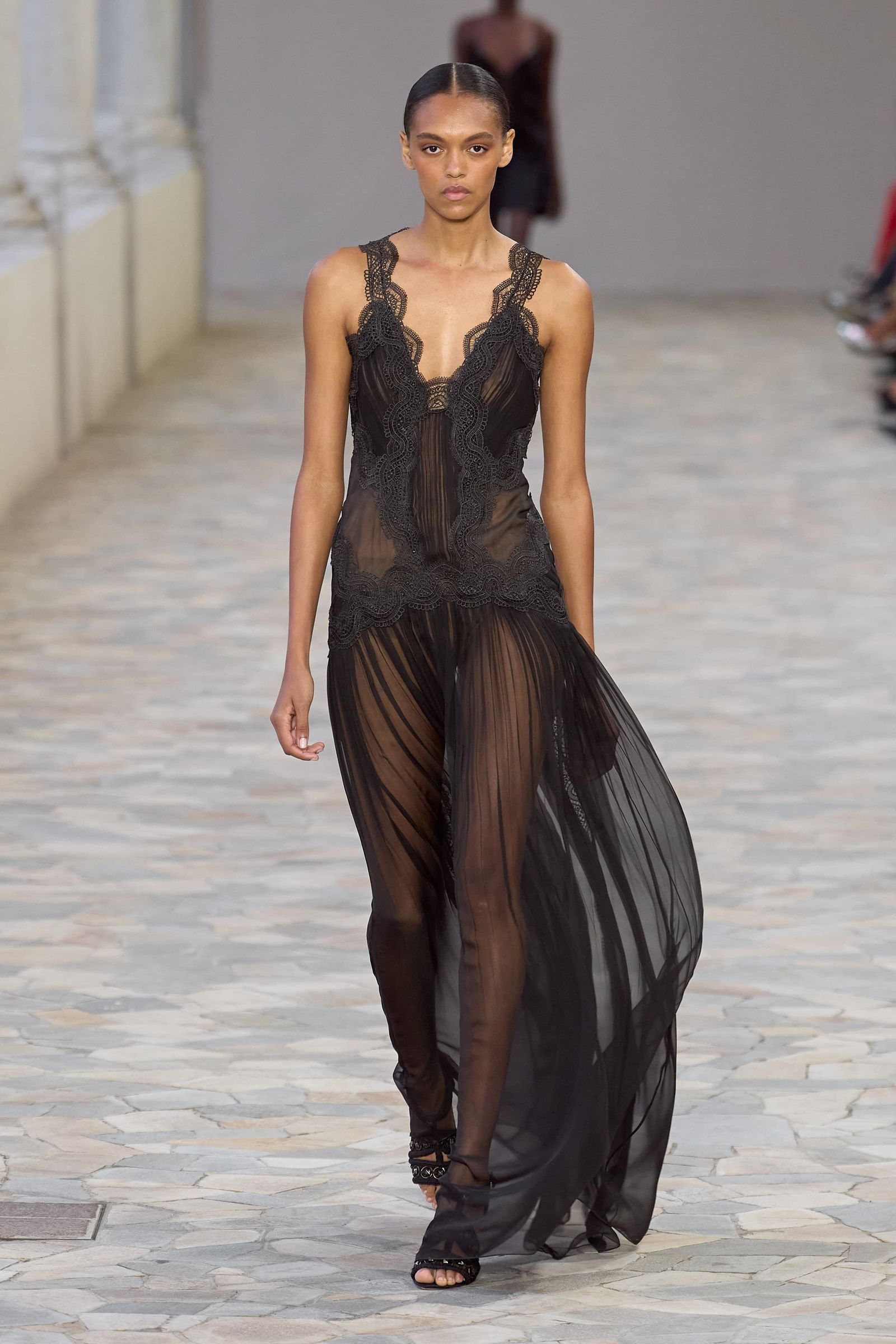 Tendencia de vestidos lenceros para primaveraverano 2025 por Alberta Ferretti