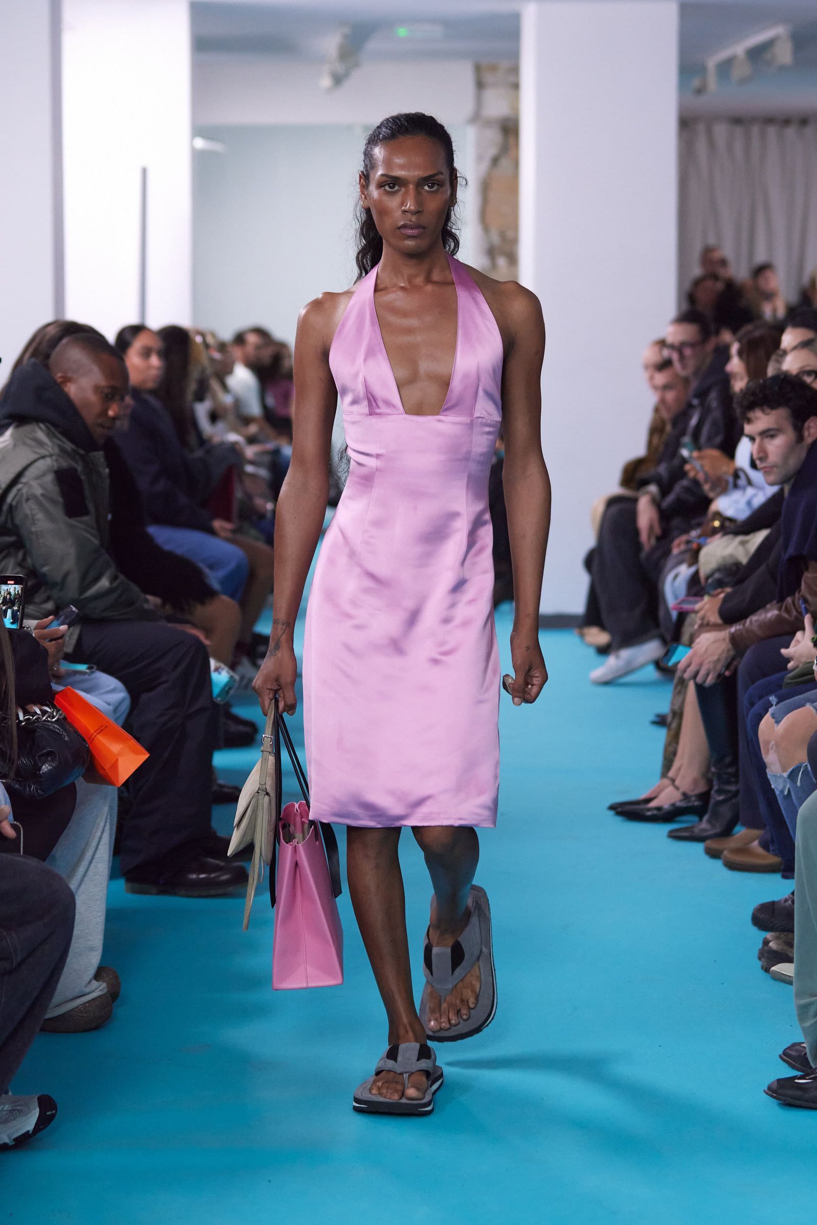 Tendencia de vestidos rosas para primaveraverano 2025 por Abra