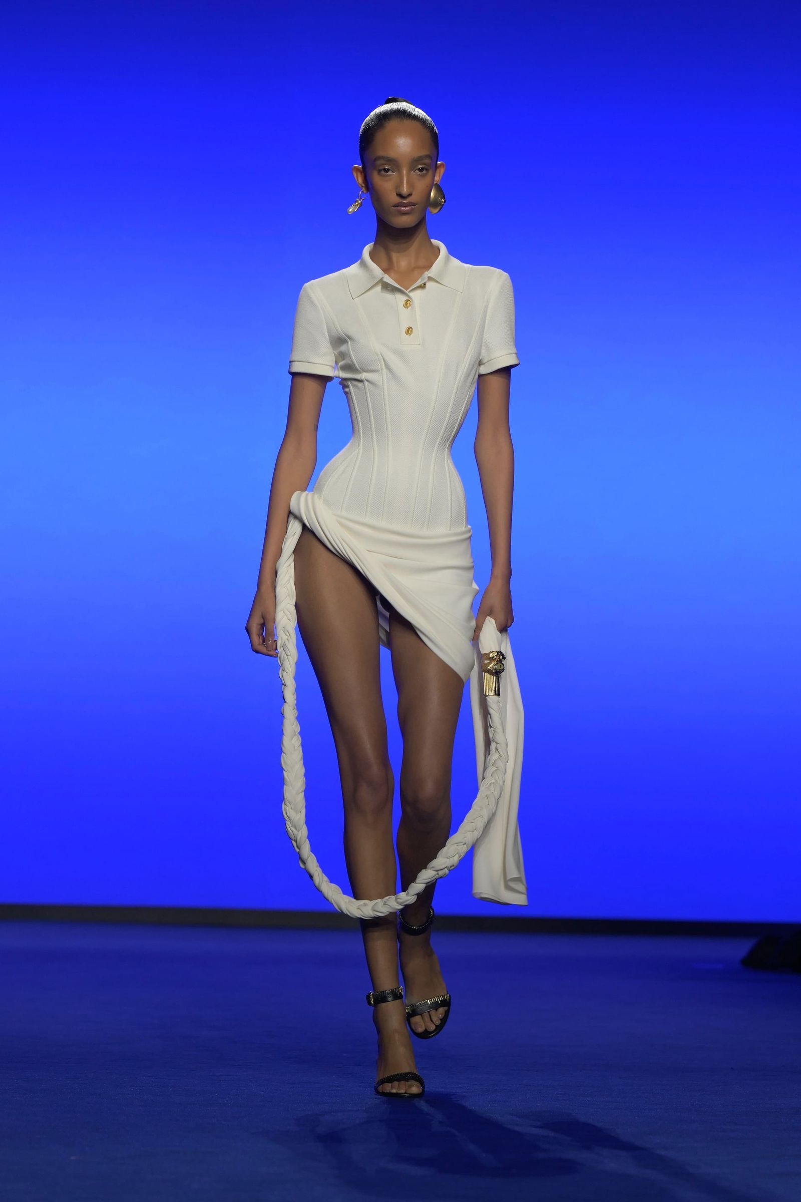 Tendencia de vestidos camiseros para primaveraverano 2025 por Schiaparelli