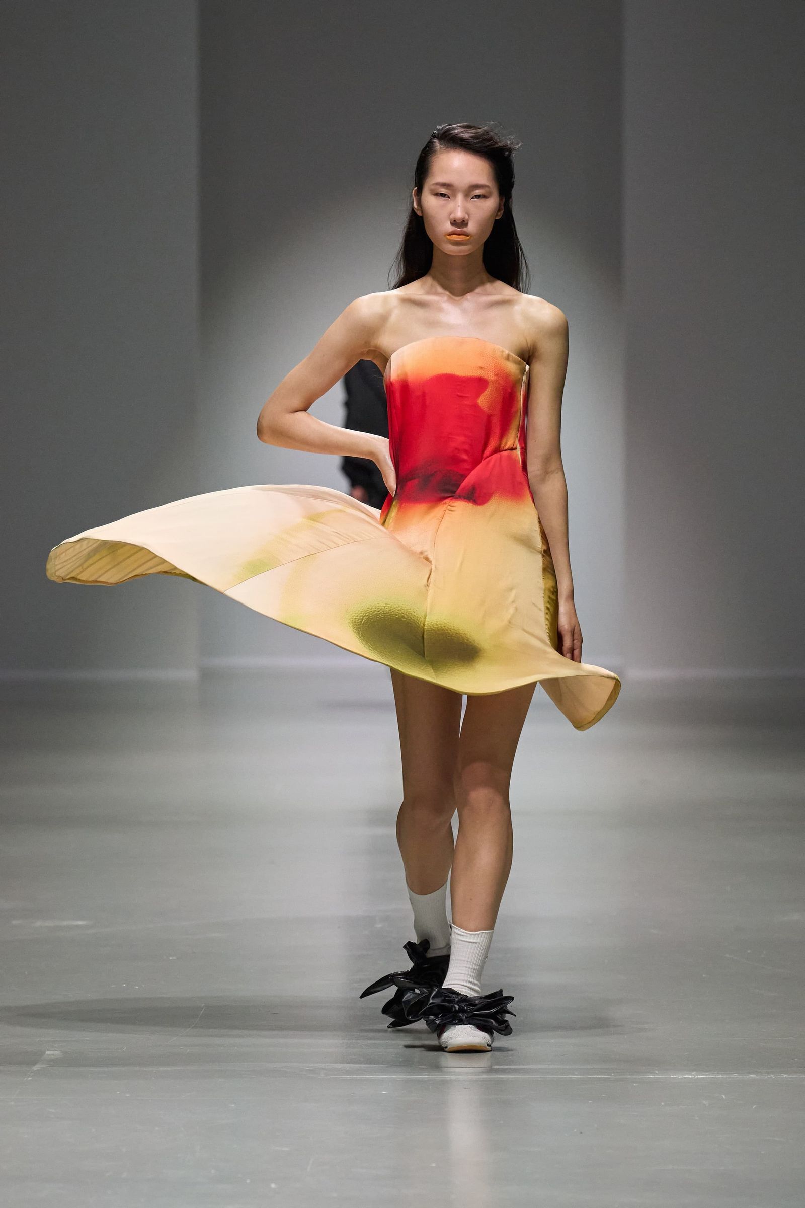 Tendencia vestidos escultóricos para primaveraverano 2025 por Caroline Hu
