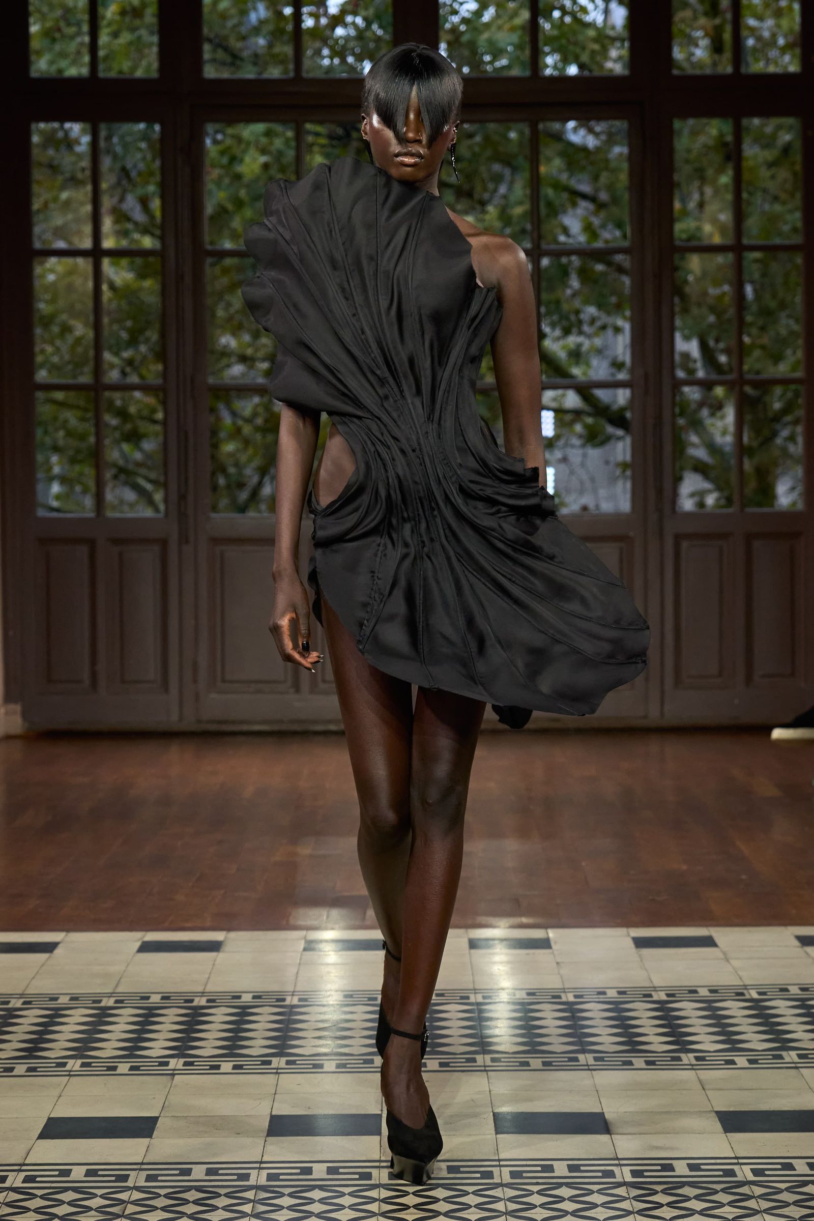 Tendencia de vestidos escultóricos para primaveraverano 2025 por Mugler
