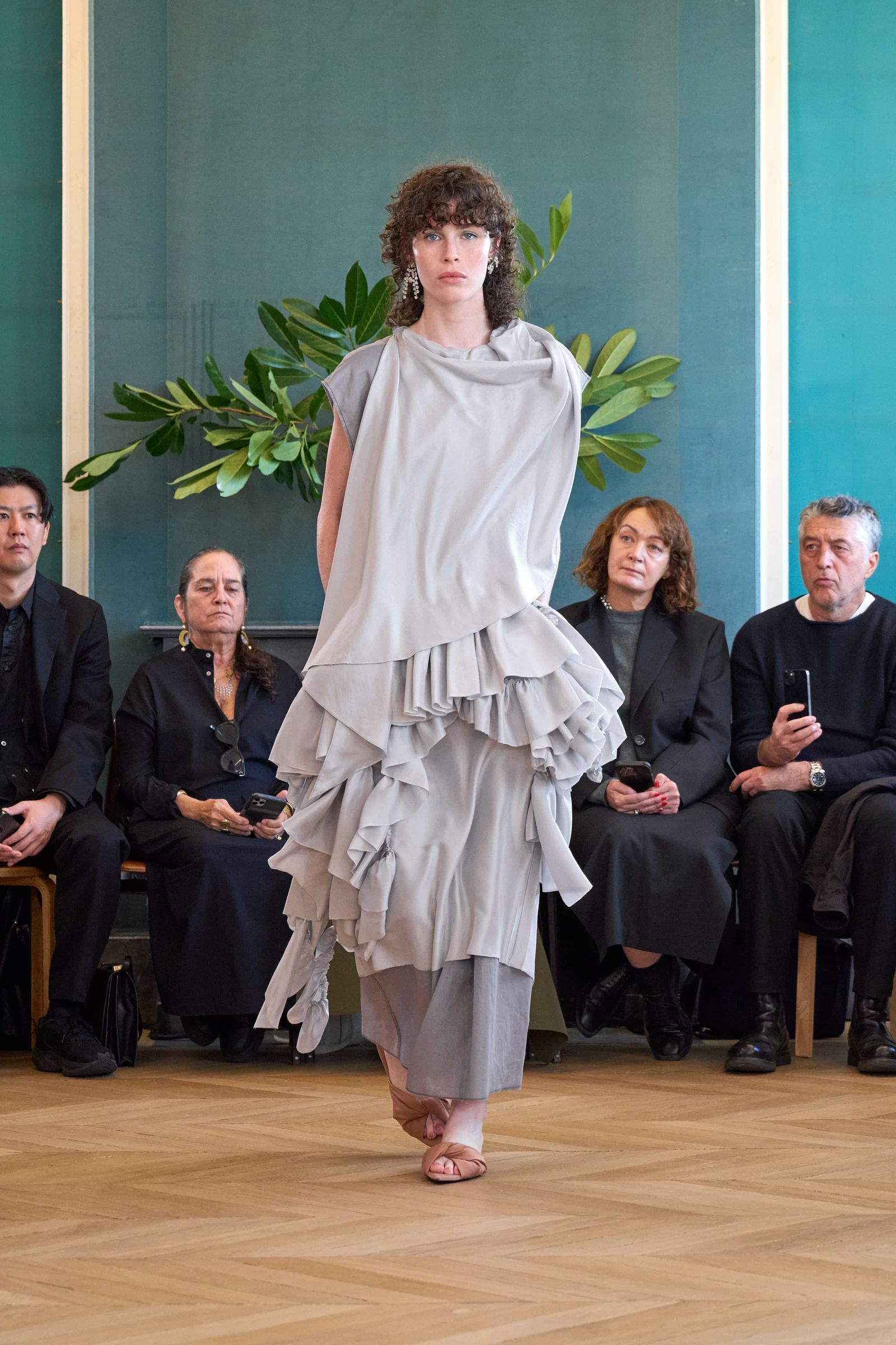 Tendencia de vestidos con volantes para primaveraverano 2025 por Carven