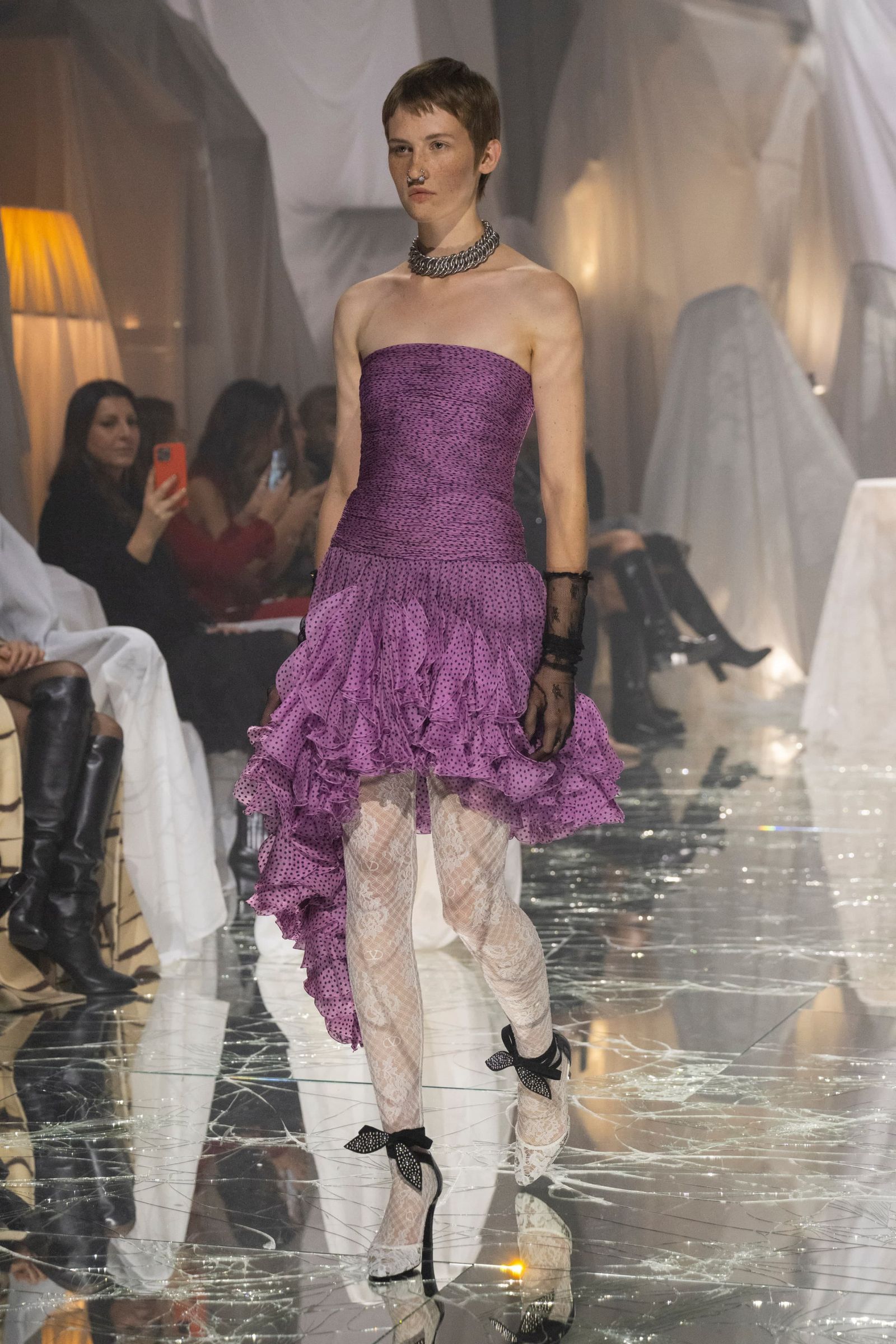 Tendencia de vestidos con volantes para primaveraverano 2025 por Valentino