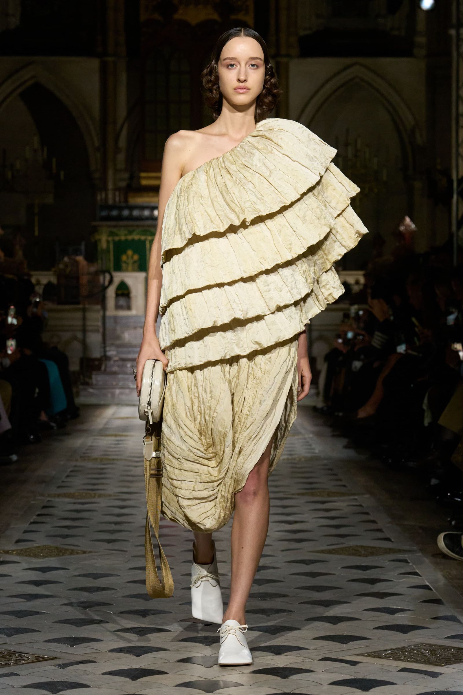 Tendencia de vestidos con volantes para primaveraverano 2025 por Uma Wang