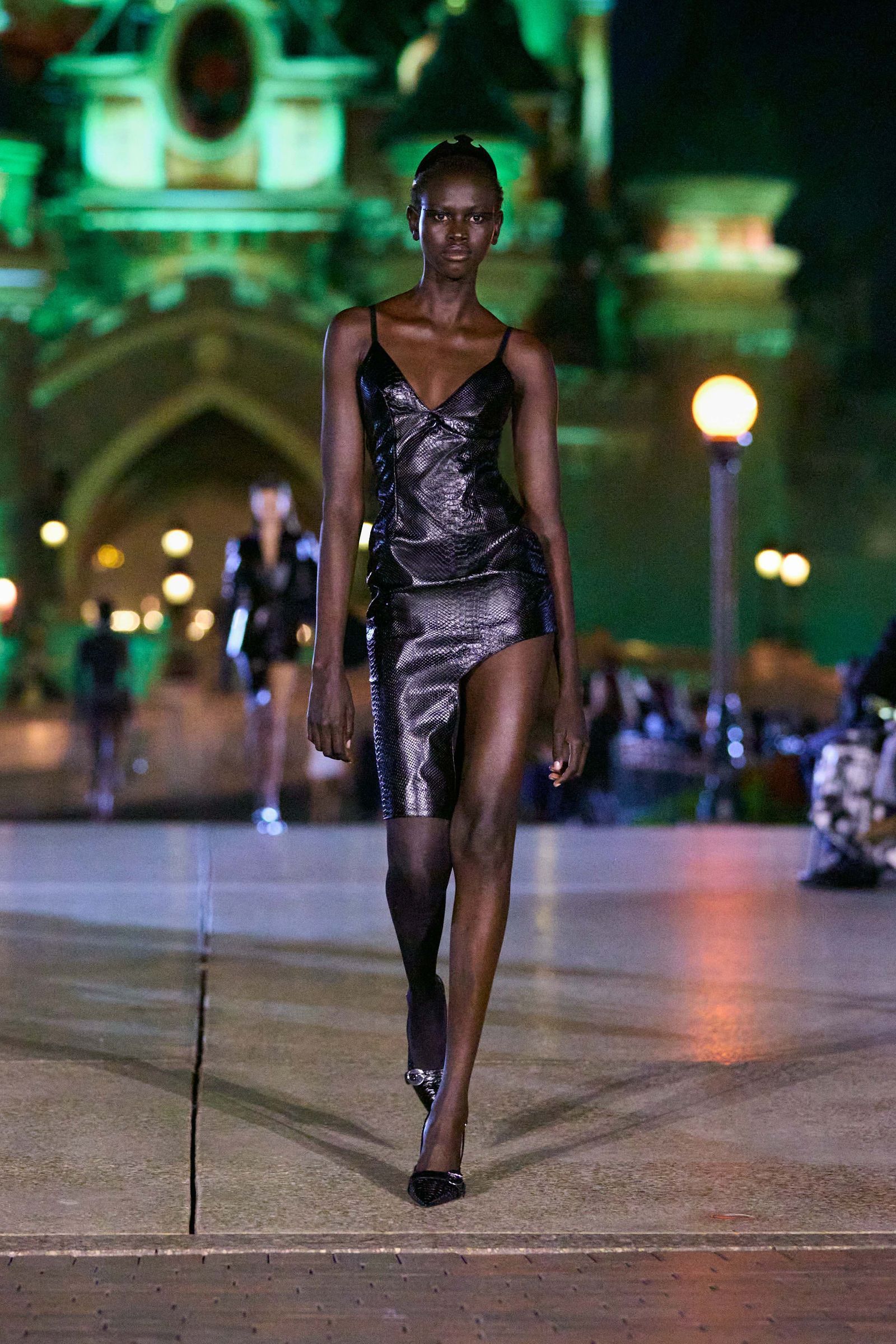 Tendencia de vestidos de cuero para primaveraverano 2025 por Coperni