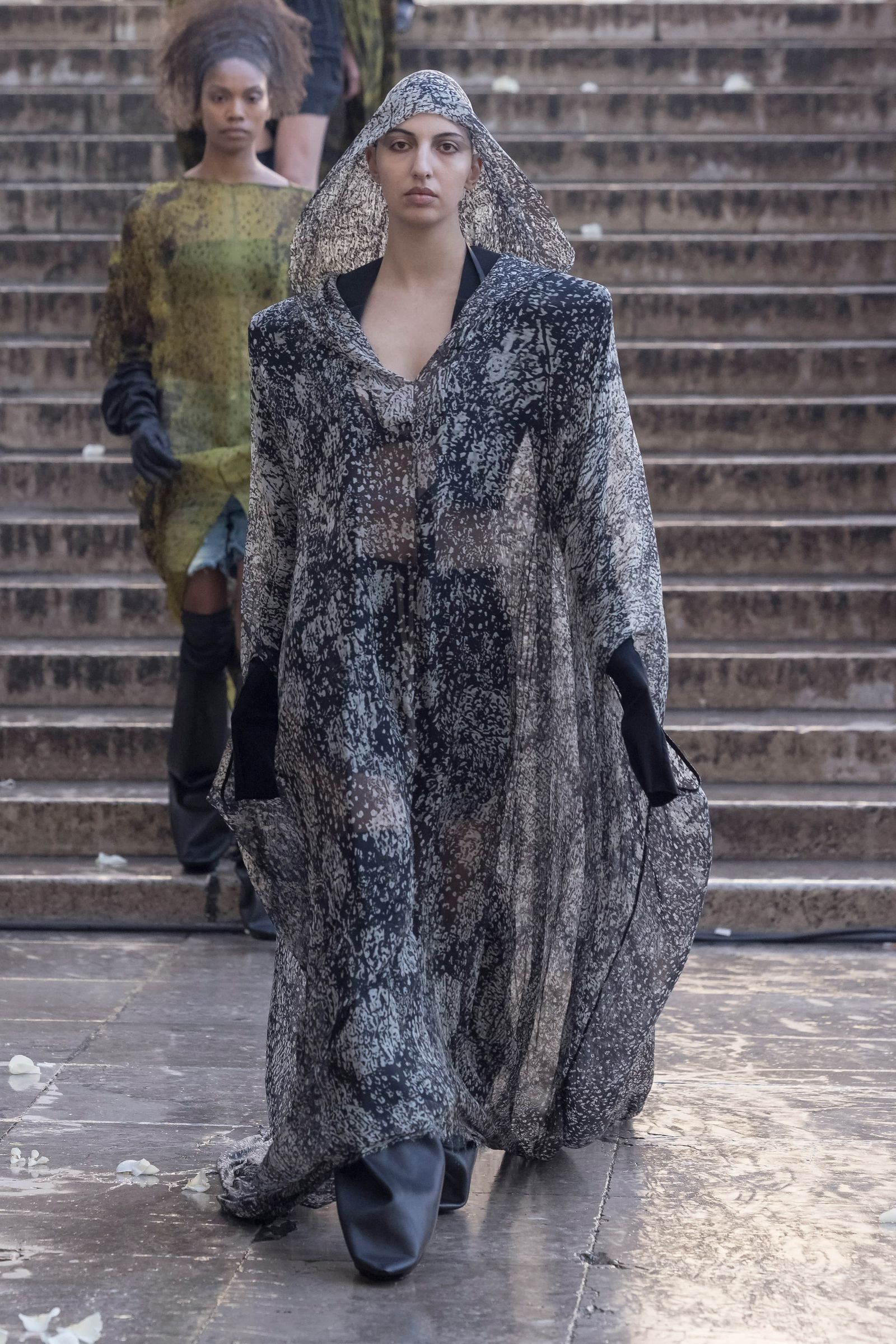 Tendencia de vestidos con hombreras para primaveraverano 2025 por Rick Owens