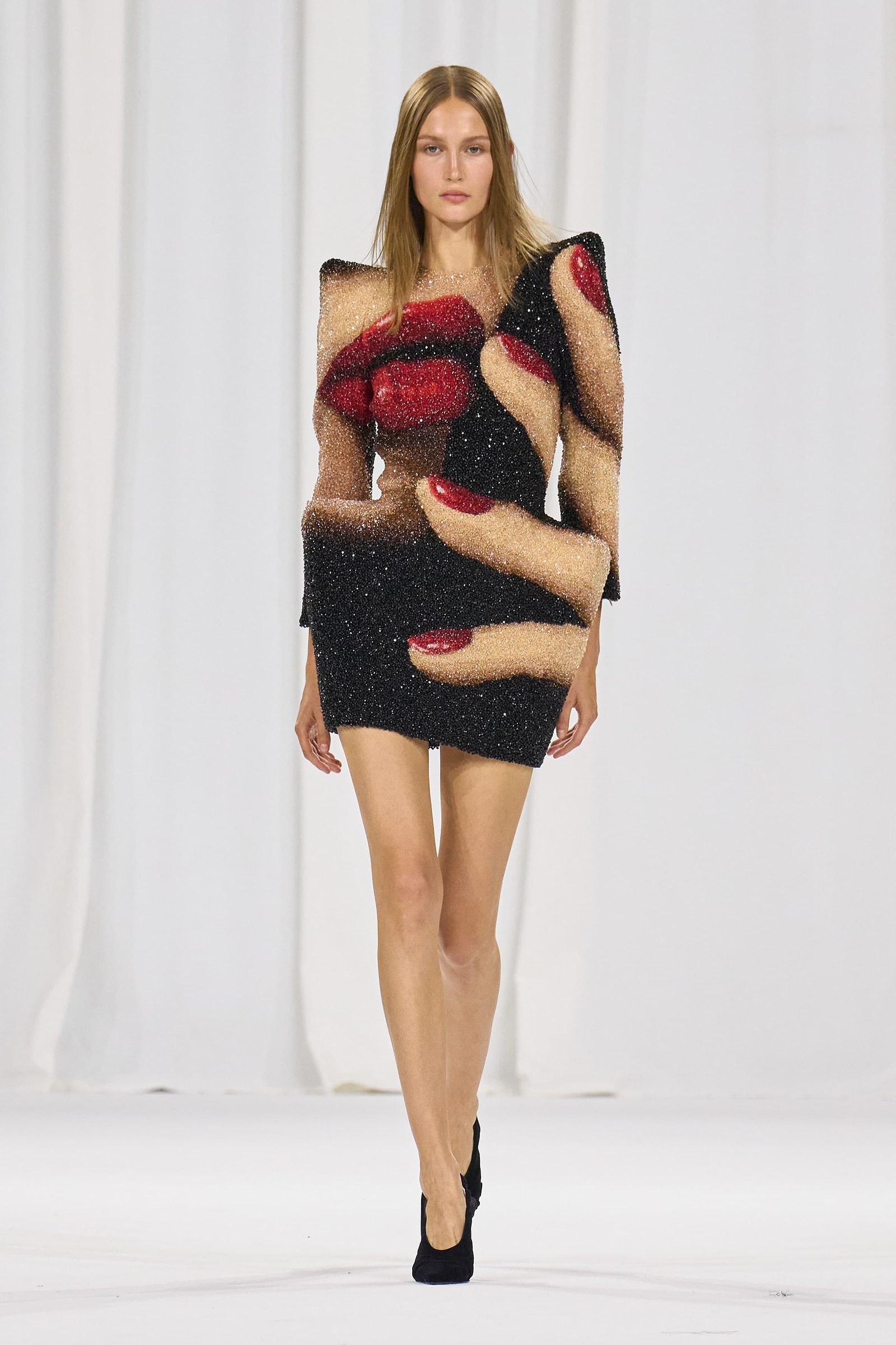 Tendencia de vestidos con hombreras para primaveraverano 2025 por Balmain